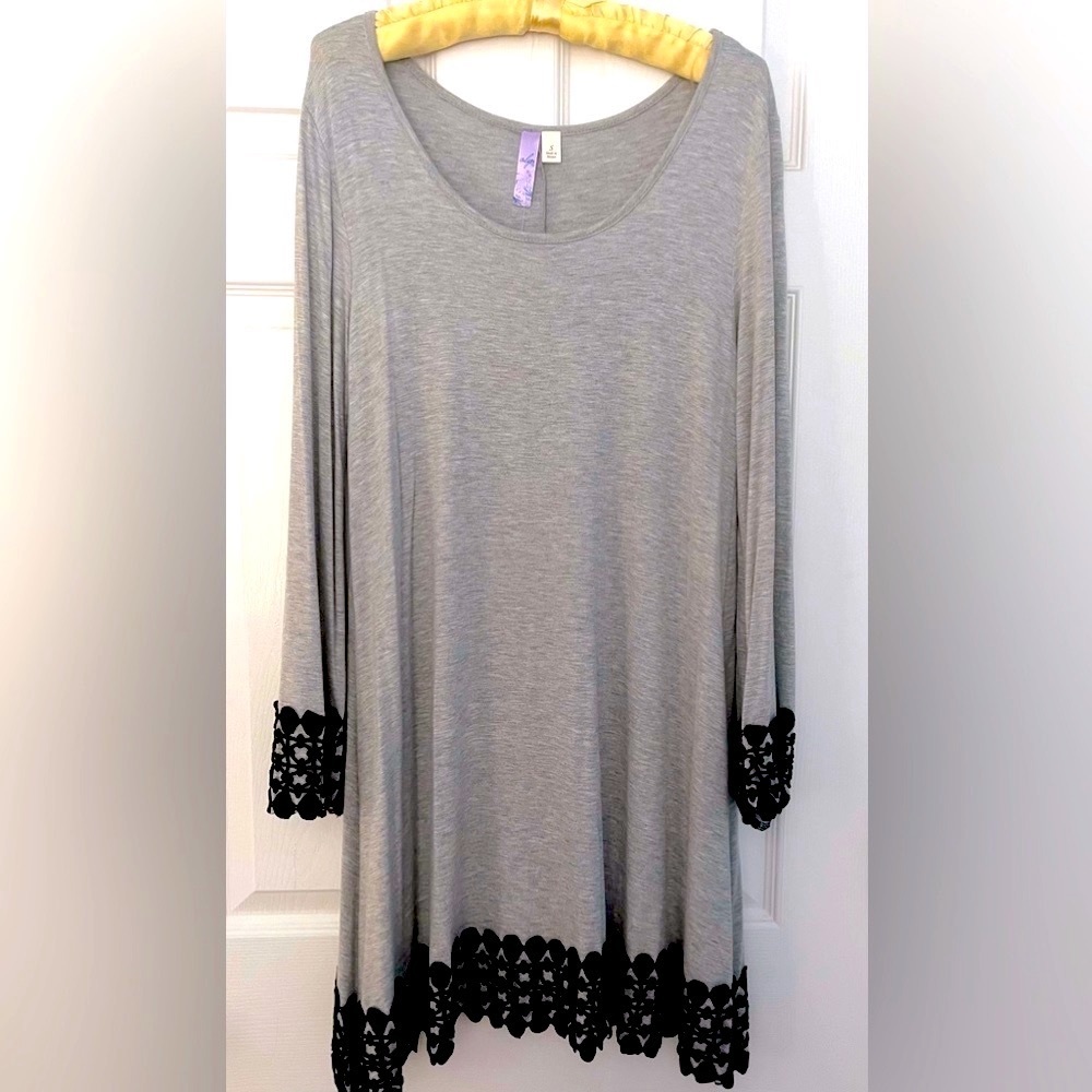 Francesca’s NWT grey knit embroidered comfy dress Size Small